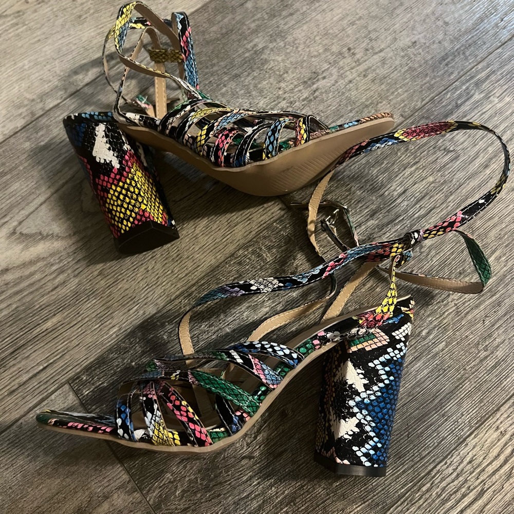 Multicolored strappy heeled sandals. The print almost seems snake-like, size 8